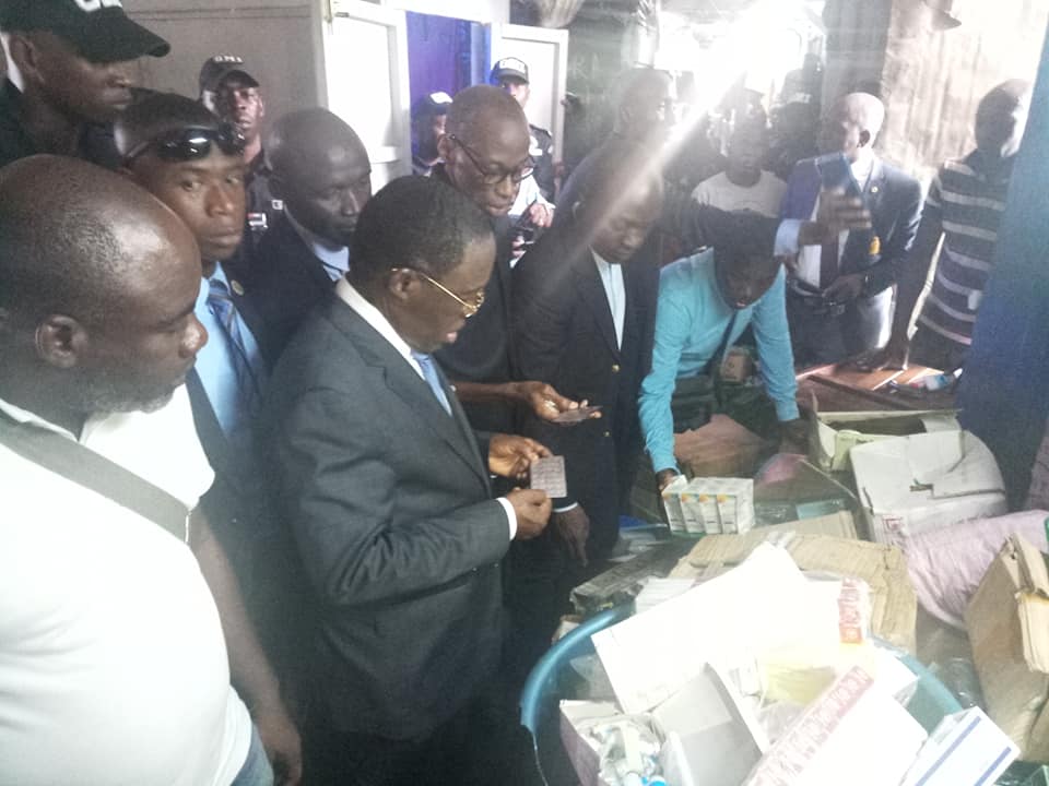 Lutte contre les médicaments de la rue. Descente inopinée du Ministre de la Santé et de l'Hygiène Publique, Dr AKA AOUELE sur le marché de Roxy à Adjame.