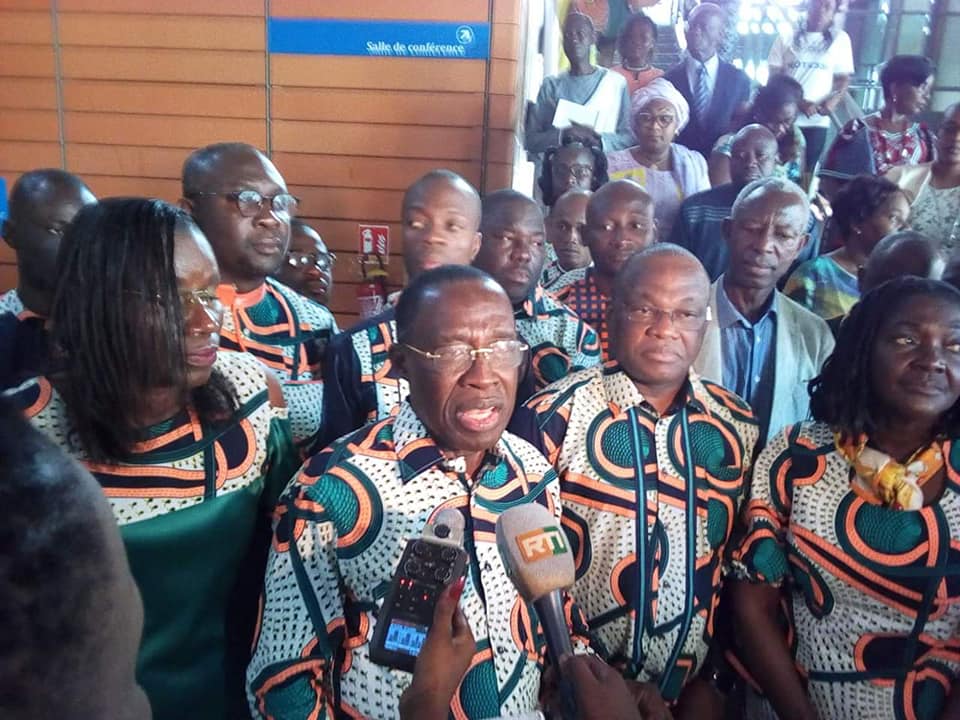 Journée de Célébration des Infirmiers et infirmières en Présence du Ministre de la Santé et de l'Hygiène Publique, Dr AKA AOUELE . Journée de Célébration des Infirmiers et infirmières en Présence du Ministre de la Santé et de l'Hygiène Publique, Dr AKA AOUELE .