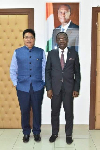 Le Ministre de la Santé et de l'Hygiène Publique ,Dr AKA AOUELE a accordé une audience à SEM l'Ambassadeur de l'INDE en Côte d'Ivoire. Le Ministre de la Santé et de l'Hygiène Publique ,Dr AKA AOUELE a accordé une audience à SEM l'Ambassadeur de l'INDE en Côte d'Ivoire.
