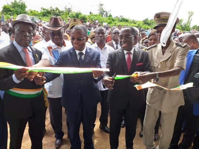 le ministre de la santé et de l'hygiène publique Dr Aka Aouélé, en collaboration avec le ministre Seka Seka a procédé à l'inauguration du centre de santé d'Abradine, 5 km de Yakassé Attobrou. le ministre de la santé et de l'hygiène publique Dr Aka Aouélé, en collaboration avec le ministre Seka Seka a procédé à l'inauguration du centre de santé d'Abradine, 5 km de Yakassé Attobrou.