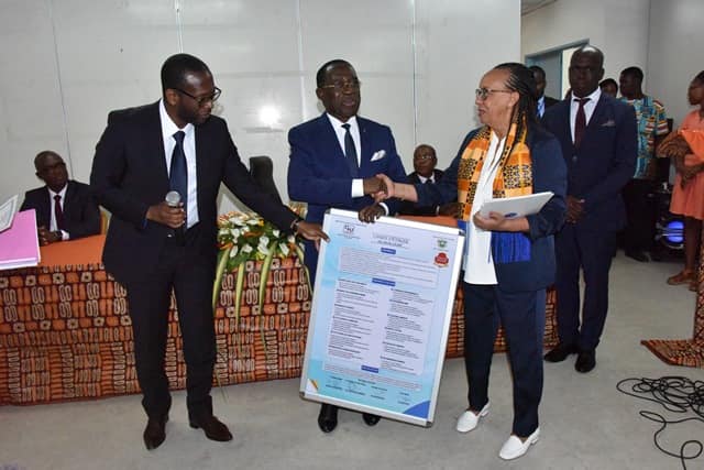 Le Ministre de la Santé et de l’Hygiène Publique, Dr AKA AOUELE présent à la cérémonie d'installation du comité Ethique du CHU de Cocody. Mercredi le 23 Novembre 2019 Le Ministre de la Santé et de l’Hygiène Publique, Dr AKA AOUELE présent à la cérémonie d'installation du comité Ethique du CHU de Cocody. Mercredi le 23 Novembre 2019