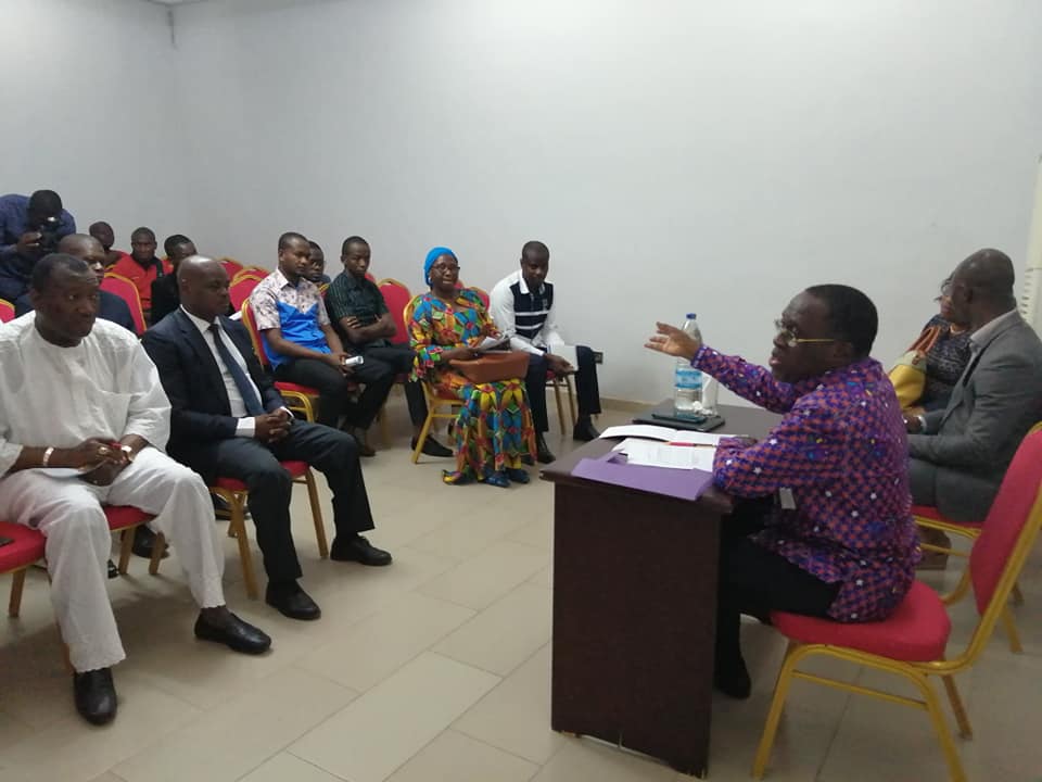 Le Ministre de la Santé et de l'Hygiène Publique Dr AKA Aouélé échange avec les responsables des structures sanitaires de la région du Gbeke (Bouaké, Beoumi, Botro...) Le Ministre de la Santé et de l'Hygiène Publique Dr AKA Aouélé échange avec les responsables des structures sanitaires de la région du Gbeke (Bouaké, Beoumi, Botro...)