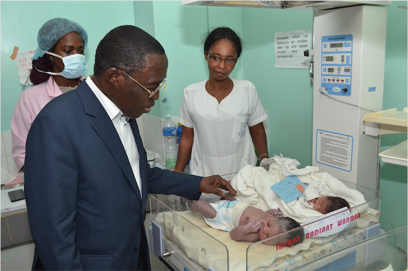 Nuit de la St Sylvestre/Visite dans les hôpitaux du district d’Abidjan. Le Ministre AKA AOUELE aux côtés du personnel soignant.