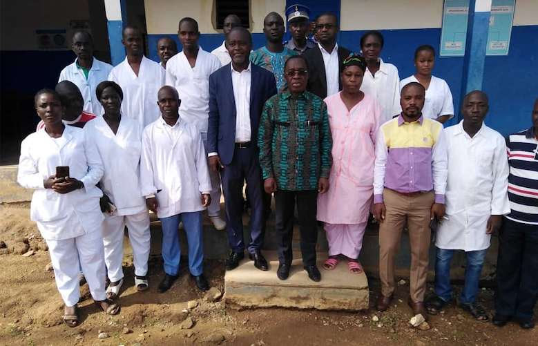 Dr AKA AOUELE, Ministre de la Santé et de l'Hygiène Publique est sur le terrain pour s'encquerir des réalités de son département.