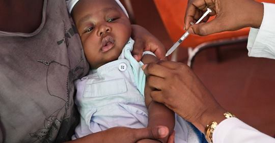 Abidjan, le 27 janvier 2019 – Invité de l’émission « Les Salons de Radio Côte d’Ivoire », le 27 janvier 2019 à Abidjan, le ministre de la Santé de l’Hygiène publique, Aka Aouélé, a annoncé que la vaccination qui fait partie des trois axes d’intervention de son département dans le cadre du Programme social du gouvernement sera renforcée. Abidjan, le 27 janvier 2019 – Invité de l’émission « Les Salons de Radio Côte d’Ivoire », le 27 janvier 2019 à Abidjan, le ministre de la Santé de l’Hygiène publique, Aka Aouélé, a annoncé que la vaccination qui fait partie des trois axes d’intervention de son département dans le cadre du Programme social du gouvernement sera renforcée.