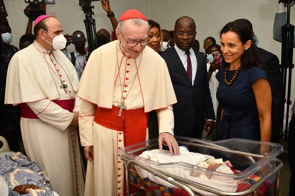 YAMOUSSOUKRO / LE MINISTRE PIERRE DIMBA CONDUIT UNE VISITE DU SECRÉTAIRE GÉNÉRAL DU VATICAN À L'HÔPITAL SAINT JOSEPH MOSCATI. YAMOUSSOUKRO / LE MINISTRE PIERRE DIMBA CONDUIT UNE VISITE DU SECRÉTAIRE GÉNÉRAL DU VATICAN À L'HÔPITAL SAINT JOSEPH MOSCATI.