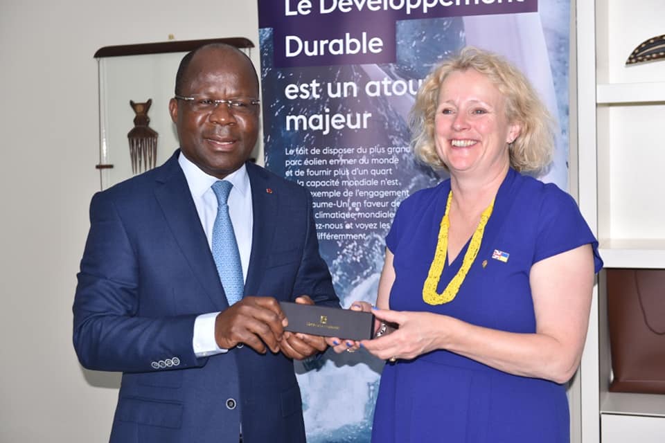 LUTTE CONTRE LA COVID-19 : LE ROYAUME-UNI PROMET 300 000 DOSES DE VACCIN À LA CÔTE D'IVOIRE LUTTE CONTRE LA COVID-19 : LE ROYAUME-UNI PROMET 300 000 DOSES DE VACCIN À LA CÔTE D'IVOIRE